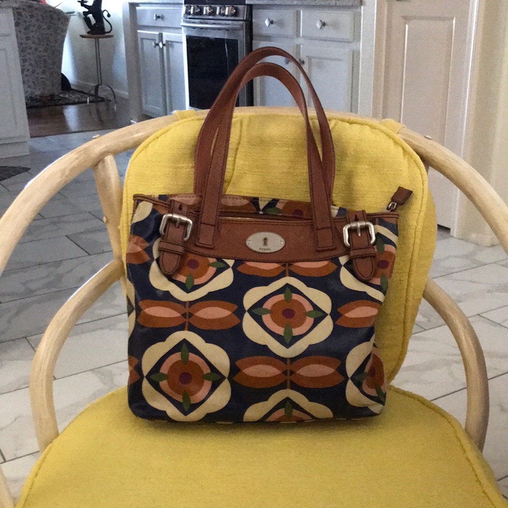 Fossil purse beautiful clean Very fashionable with those colors wow